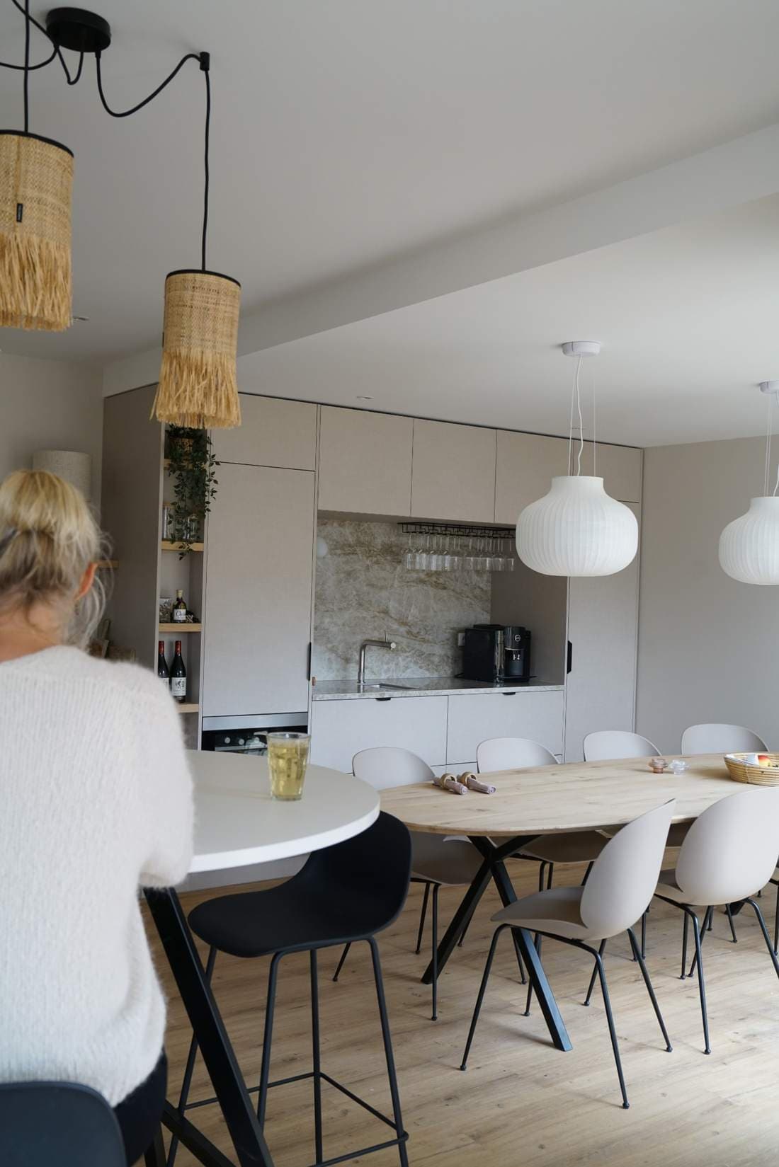 Eetkamer met lange tafel en statafel