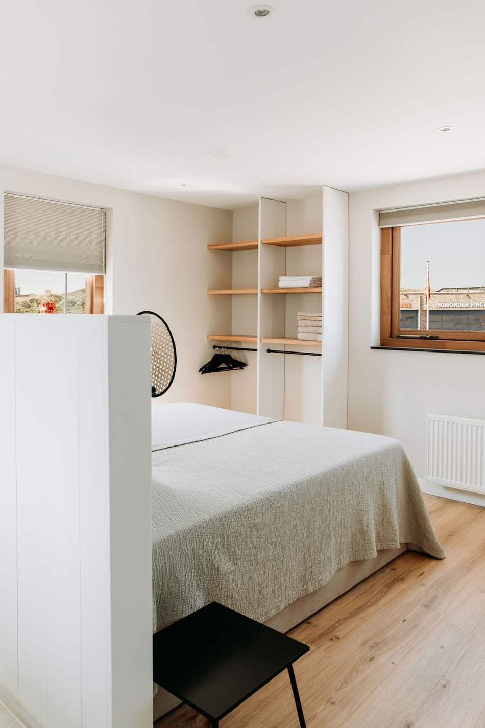 Slaapkamer 1 met open badkamer