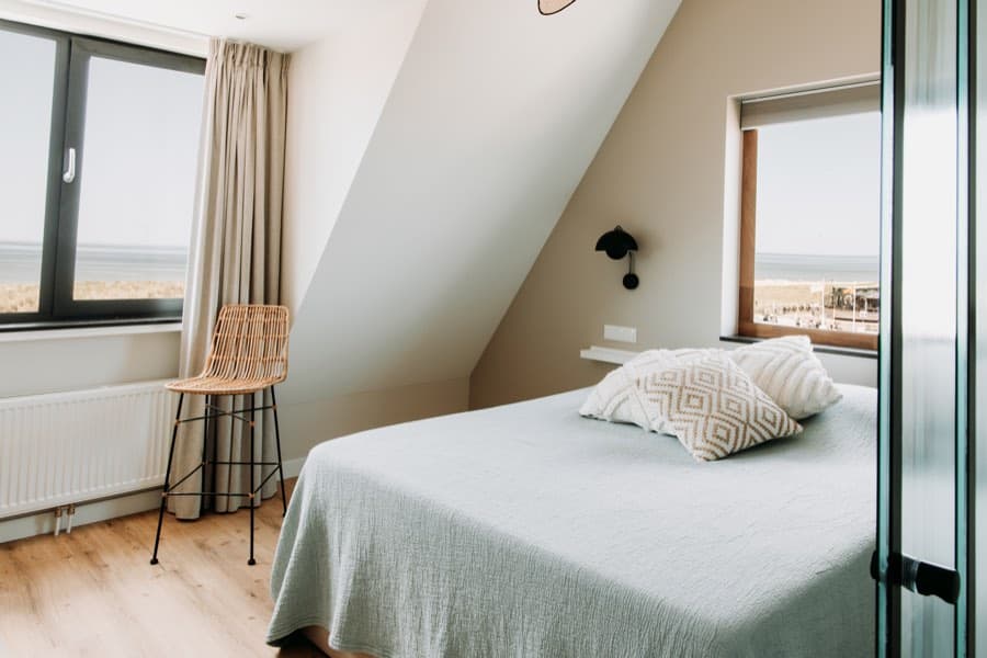 Slaapkamer onder de kap met duinzicht