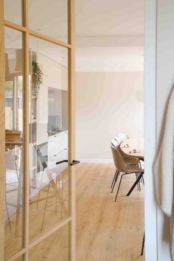 Entree met glasdeur naar de eetkamer