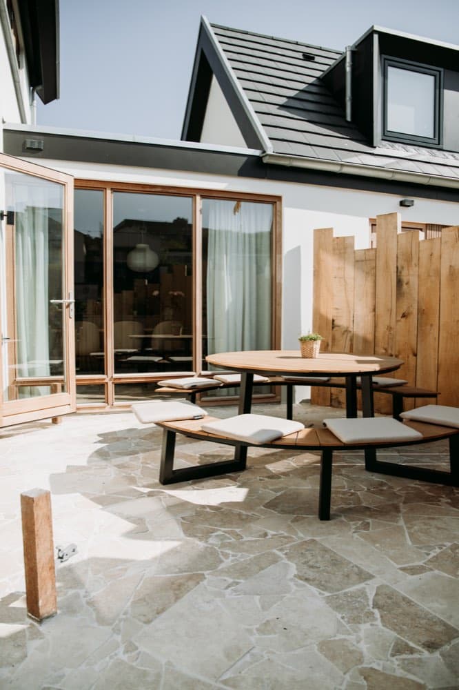 Binnenplaats met picknicktafel