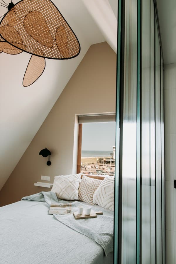 Slaapkamer met zicht op strand en zee